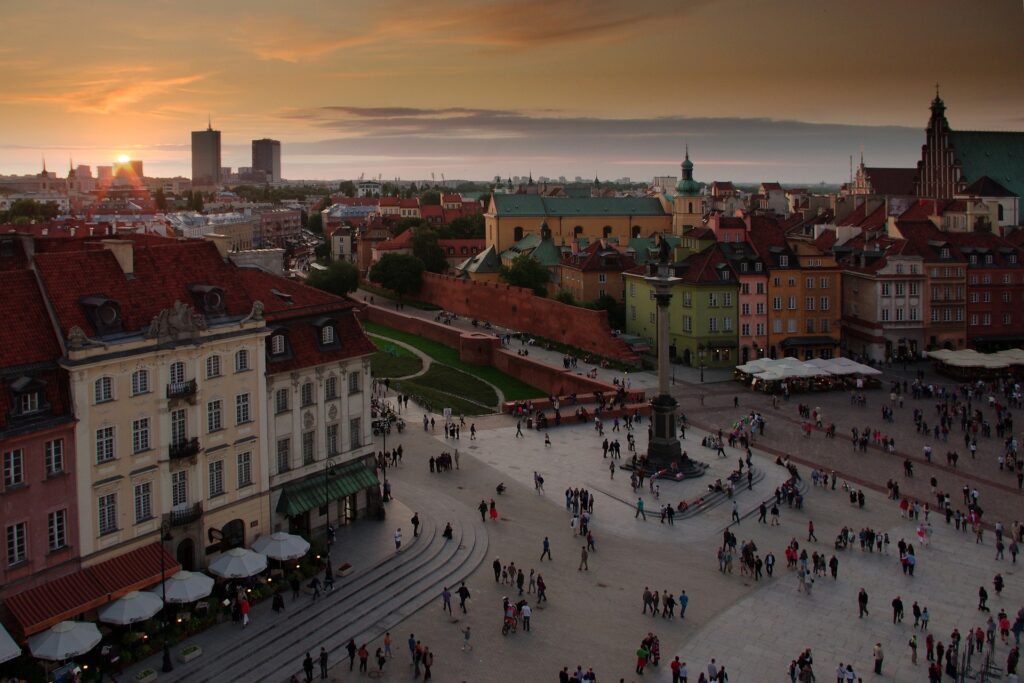 Neben den Wolkenkratzern hat man die im Krieg zerstörte historische Altstadt wieder aufgebaut. (Foto: Pixabay)