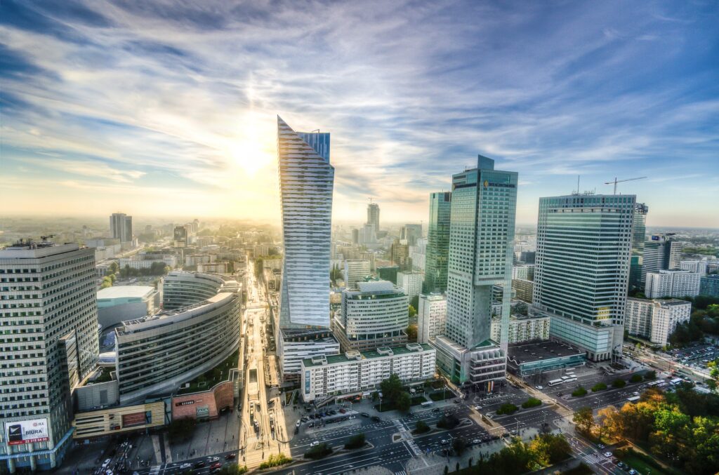 Warschau lebt vom Dienstleistungssektor. Deshalb entwickelt sich eine Skyline aus Glas und Stahl. (Foto: Pixabay)